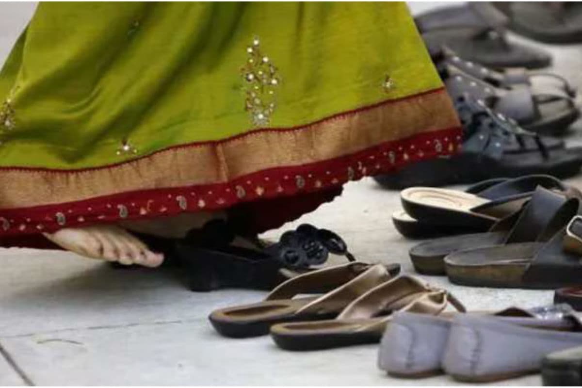 Slipper Remedy: मंदिर में चप्पल चोरी हो जाए तो समझें आप पर होने वाली है पैसों की बारिश