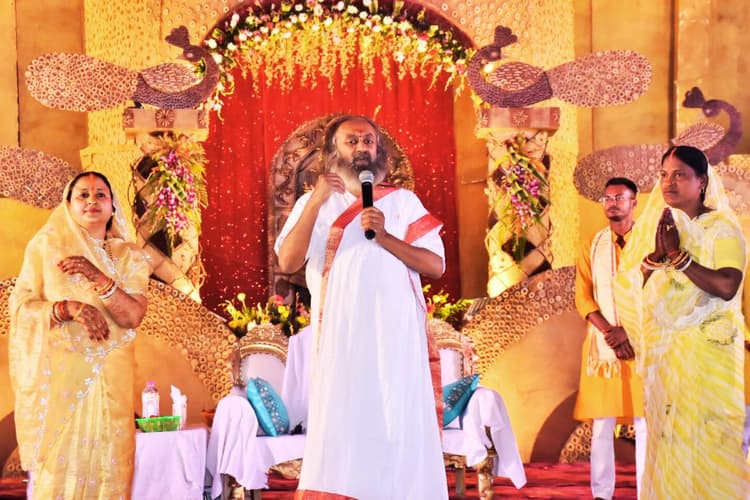 PHOTOS: झारखंड पहुंचे श्री श्री रविशंकर, बोले- जहां सब मिल कर कीर्तन करते हैं, वहीं कुंभ है