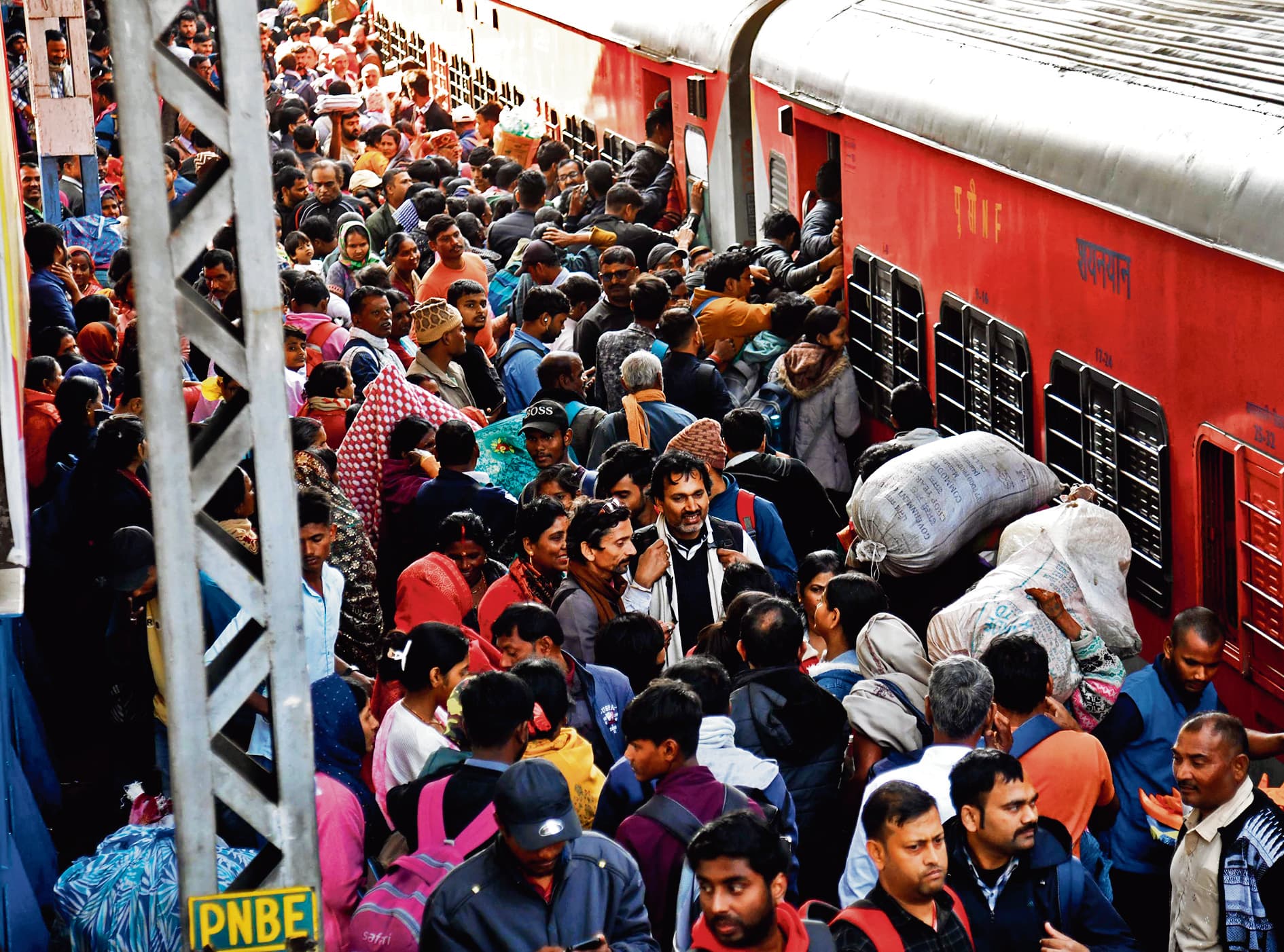 Stampede: पटना जंक्शन पर भी भीड़ का बुरा हाल, कहीं हो न जाए नयी दिल्ली जैसा हादसा