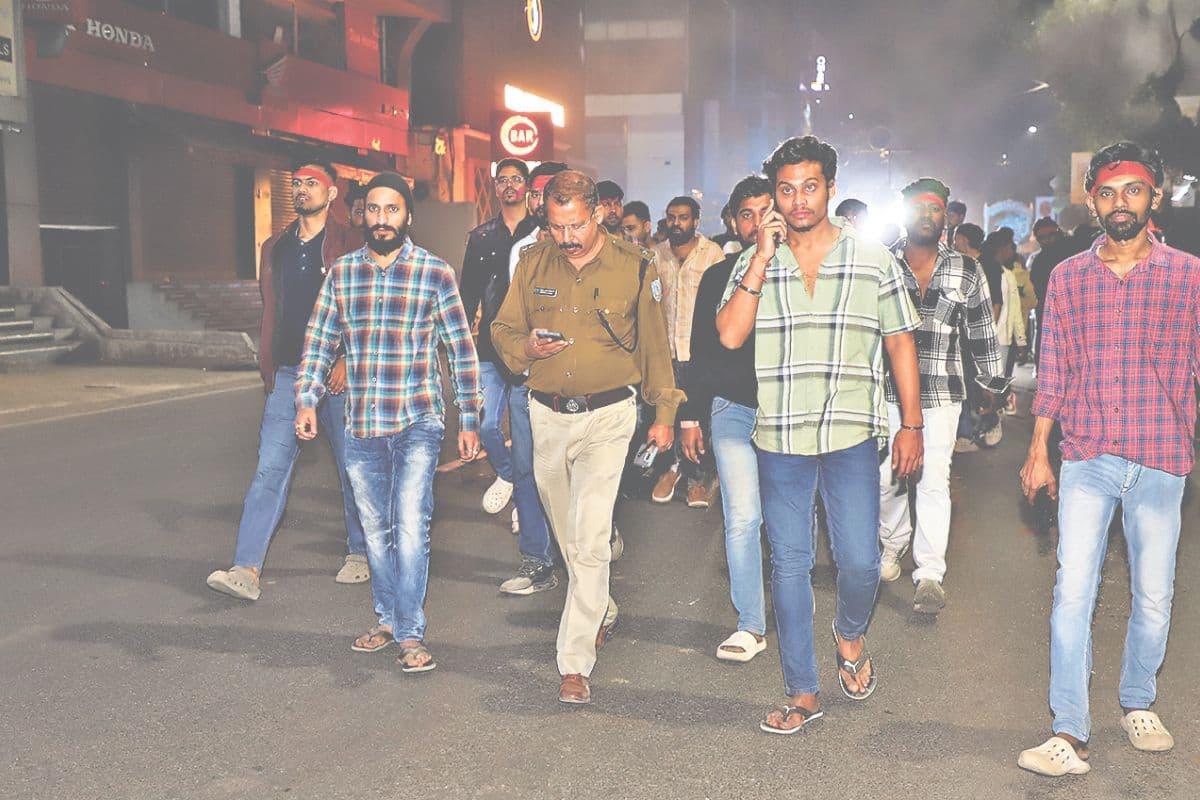 वारदात की सूचना पर मौके पर पहुंचे पुलिस पदाधिकारी वारदात की सूचना पर मौके पर पहुंचे पुलिस पदाधिकारी
