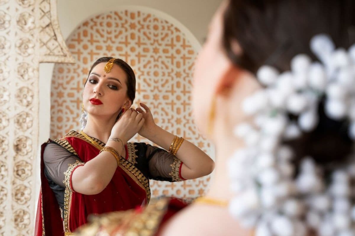 Suhag Rituals: विवाहित महिलाएं भूलकर भी न फेंके यह चीज, वरना पति की लंबी उम्र पर पड़ेगा नकारात्मक असर