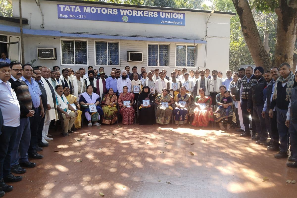 Tata Motors Employees Farewell: टाटा मोटर्स जमशेदपुर प्लांट से सेवानिवृत्त 25 कर्मियों की विदाई, यूनियन ने किया सम्मानित
