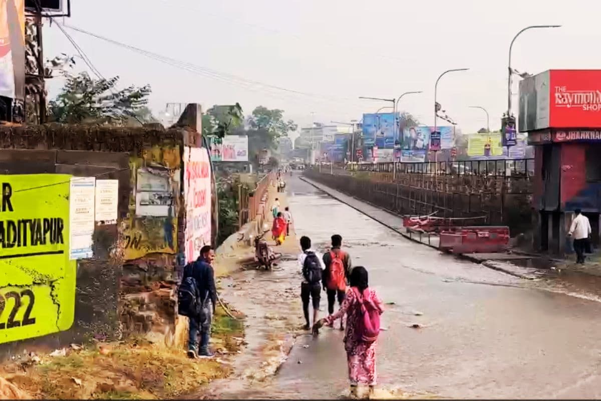 Video: मानगो में टाटा स्टील यूआइएसएल का पाइप फटा, सड़क पर बह रहा पानी