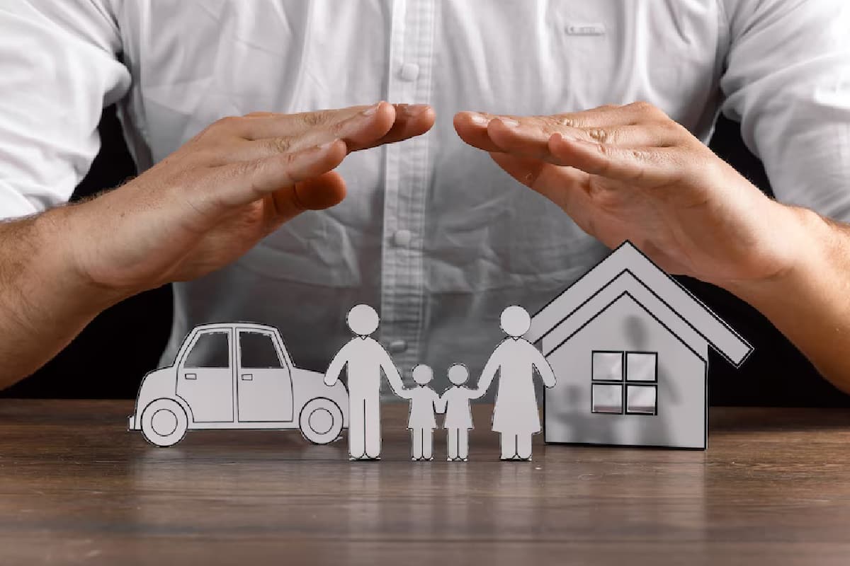 Term Insurance: आपके परिवार को सुरक्षा कवच देता है टर्म इंश्योरेंस, जानें इसके फायदे