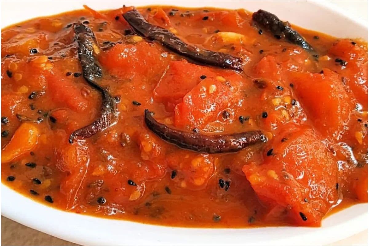 Tomato Launji Recipe: टमाटर लौंजी का स्वाद ऐसा, जिसे चखने के बाद खुद को भी भूल जाएंगे आप