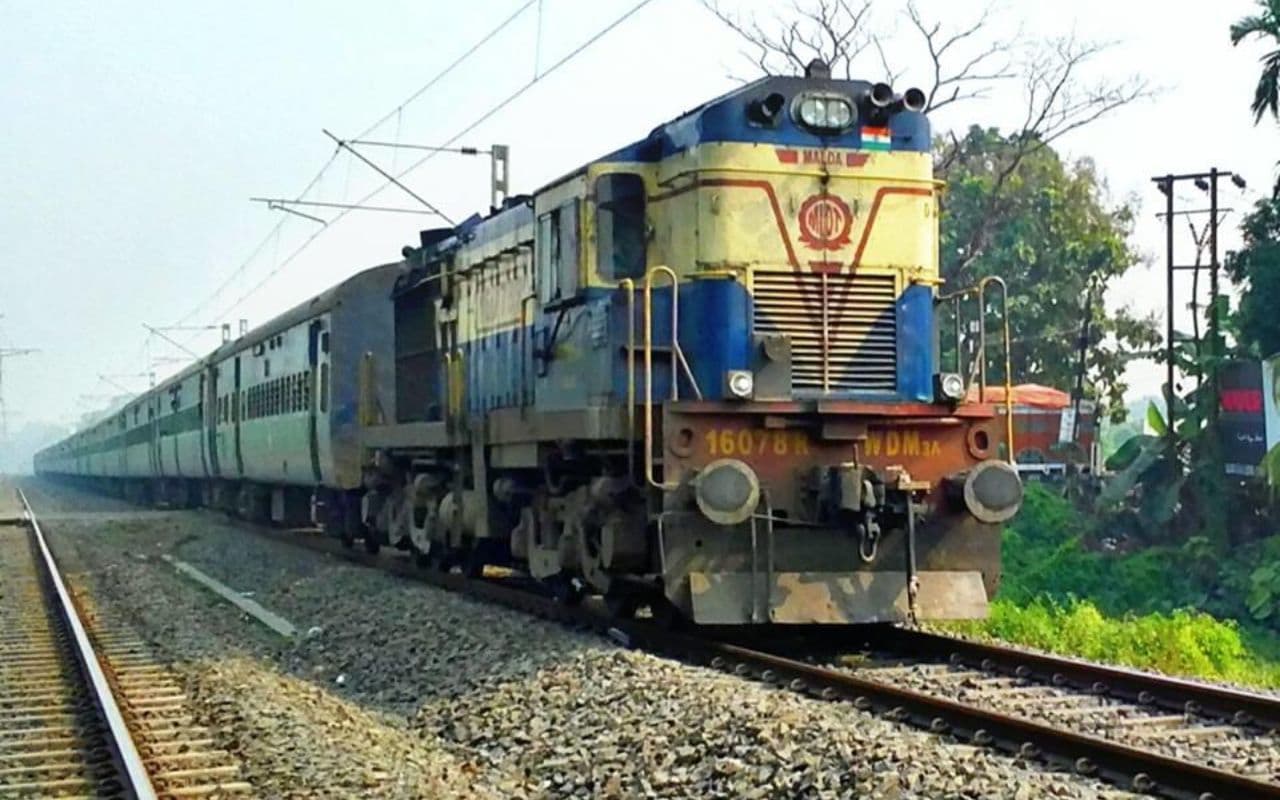 Siwan News: चलती शहीद एक्सप्रेस ट्रेन में महिला ने दिया बच्चे को जन्म, रेलवे की मुस्तैदी से जच्चा और बच्चा दोनों स्वस्थ