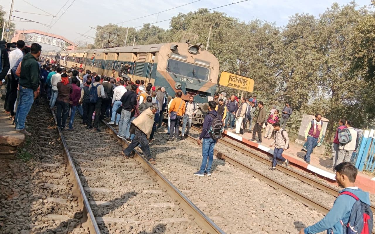 Patna: सदीसोपुर रेलवे स्टेशन पर ट्रेन अचानक बंद होने से रेलयात्री हुए परेशान, 60 मिनट तक ट्रेन को रोक कर किया हंगामा