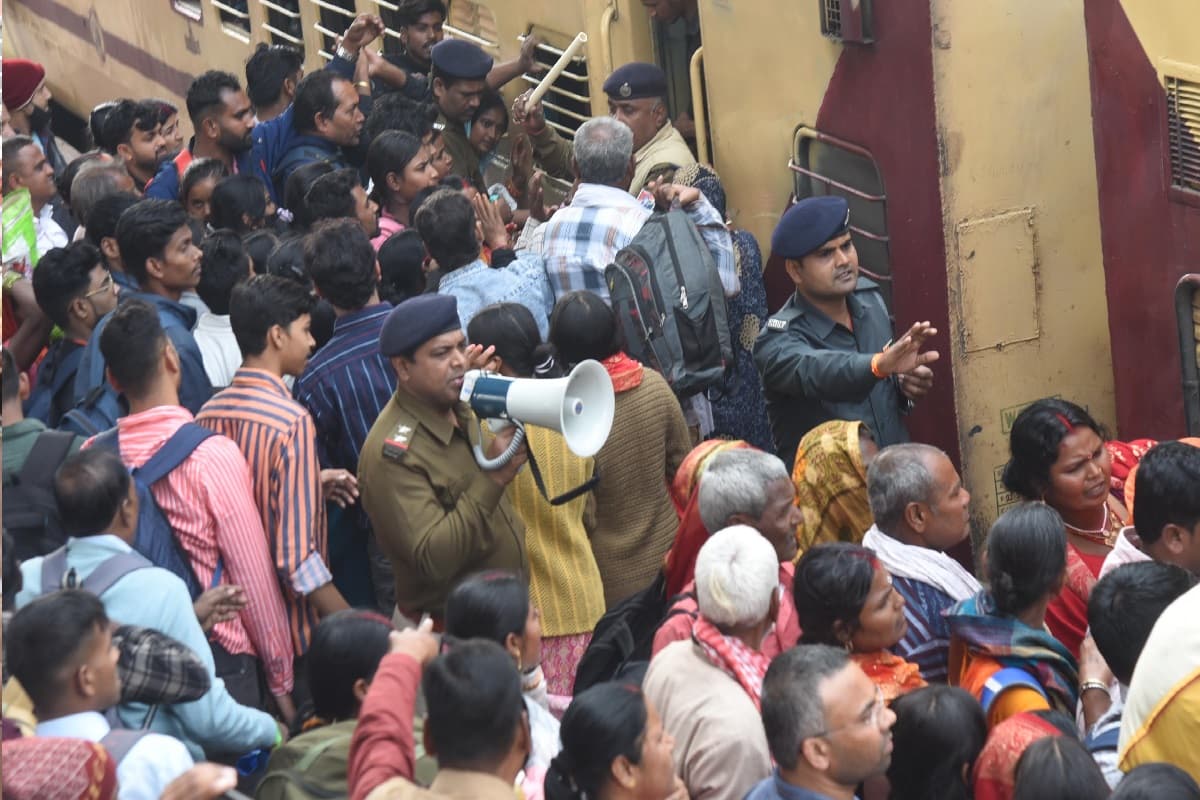 Mahakumbh 2025: महाशिवरात्रि पर महाकुंभ जाने के लिए उमड़ा श्रद्धालुओं का जनसैलाब, सुरक्षाबलों के छूटे पसीने