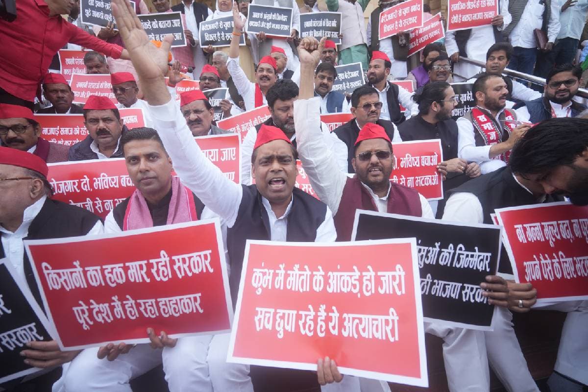 UP Budget Session : किसका अस्थि कलश लेकर पहुंचे सपा के एमएलसी, तस्वीर आई सामने