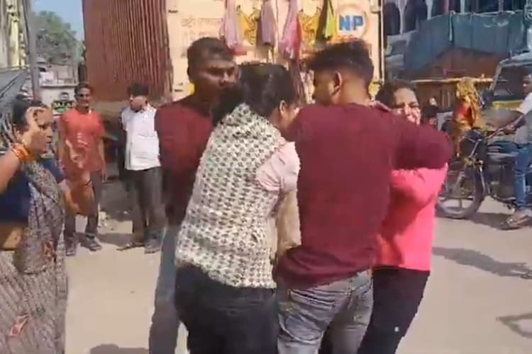 Viral Video: एक मर्द के लिए दो औरतों में महाभारत, देखें वीडियो