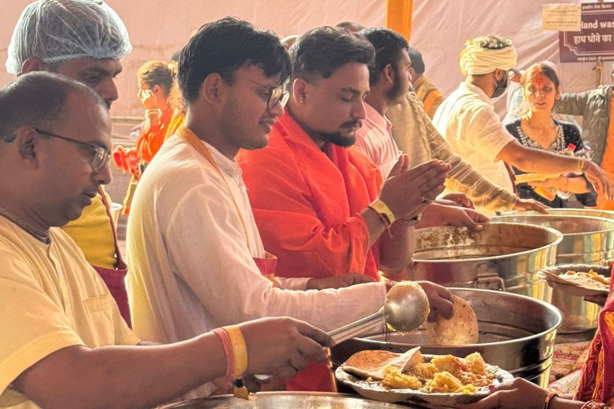 Mahakumbh 2025: बसंत पंचमी के मौके पर अदाणी ग्रुप ने महाकुंभ में तीन लाख भक्तों को खिलाया खाना