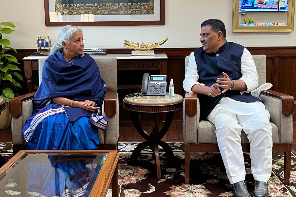 बजट के बाद वित्त मंत्री से मिले संजय झा, इस चीज के लिए निर्मला सीतारमण को बोला थैंक्यू मैडम