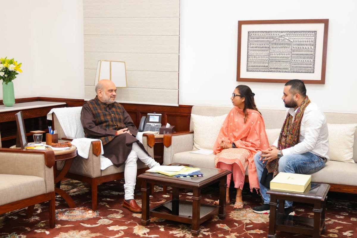 आचार्य कुणाल किशोर को पद्मश्री मिलने के बाद गृह मंत्री से मिली शांभवी चौधरी, पति सायन भी रहे साथ