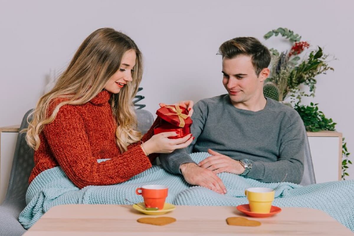 जेब खाली और गर्लफ्रेंड को देना है वैलेंटाइन डे गिफ्ट तो मिनटों में पाएं लाखों रुपये!