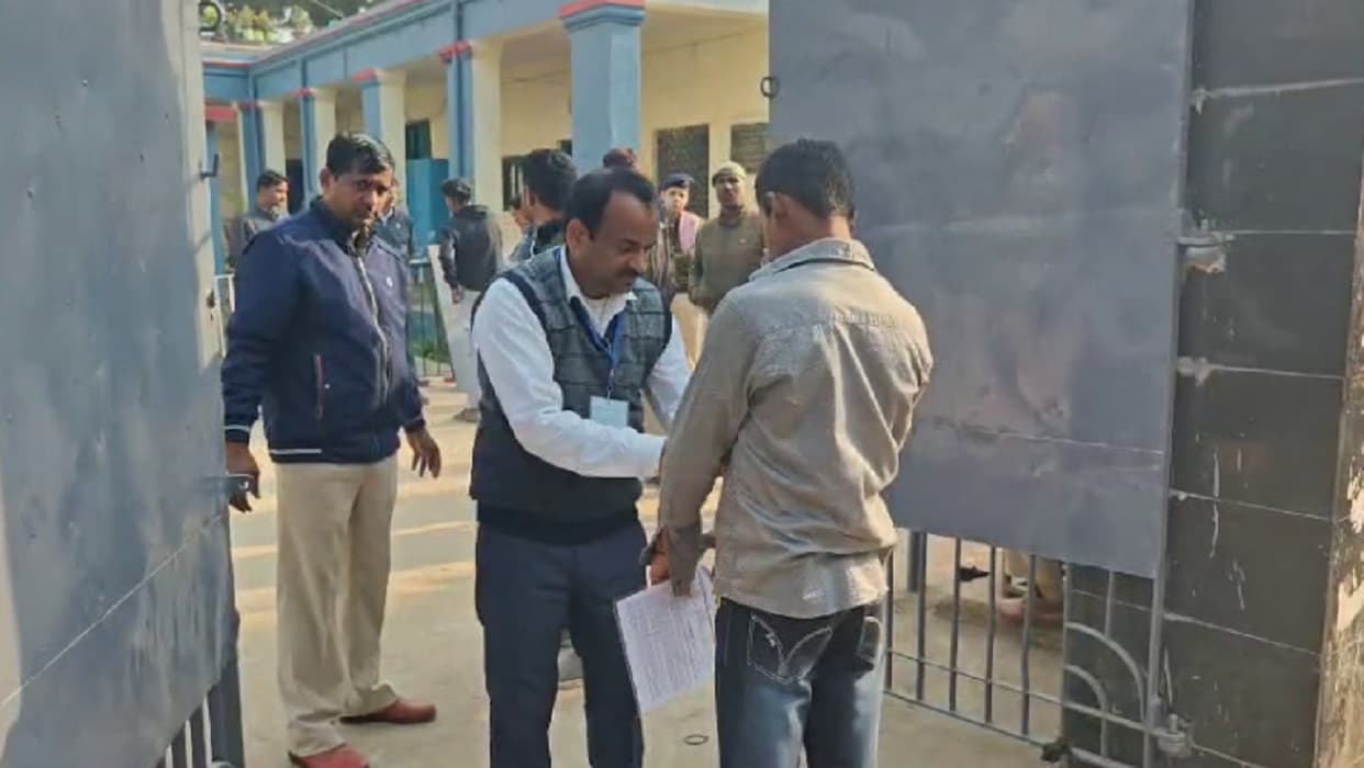 मेल की जगह लग गया फीमेल कॉलम में टिक, अब लड़कियों के बीच बैठकर दे रहा है मैट्रिक की परीक्षा