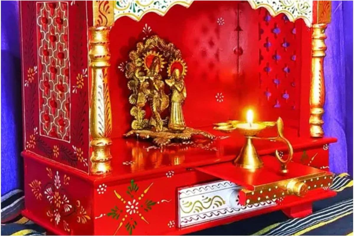 Vastu Tips: पूजा घर में की गई ये गलतियां बर्बाद कर देंगी आपका जीवन, छा जाएगी कंगाली