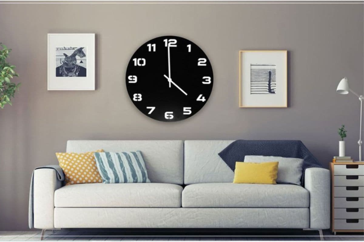 Vastu Tips For Clock Placement: घड़ी को लगाएं सही दिशा में, बरसेगी मां लक्ष्मी की कृपा