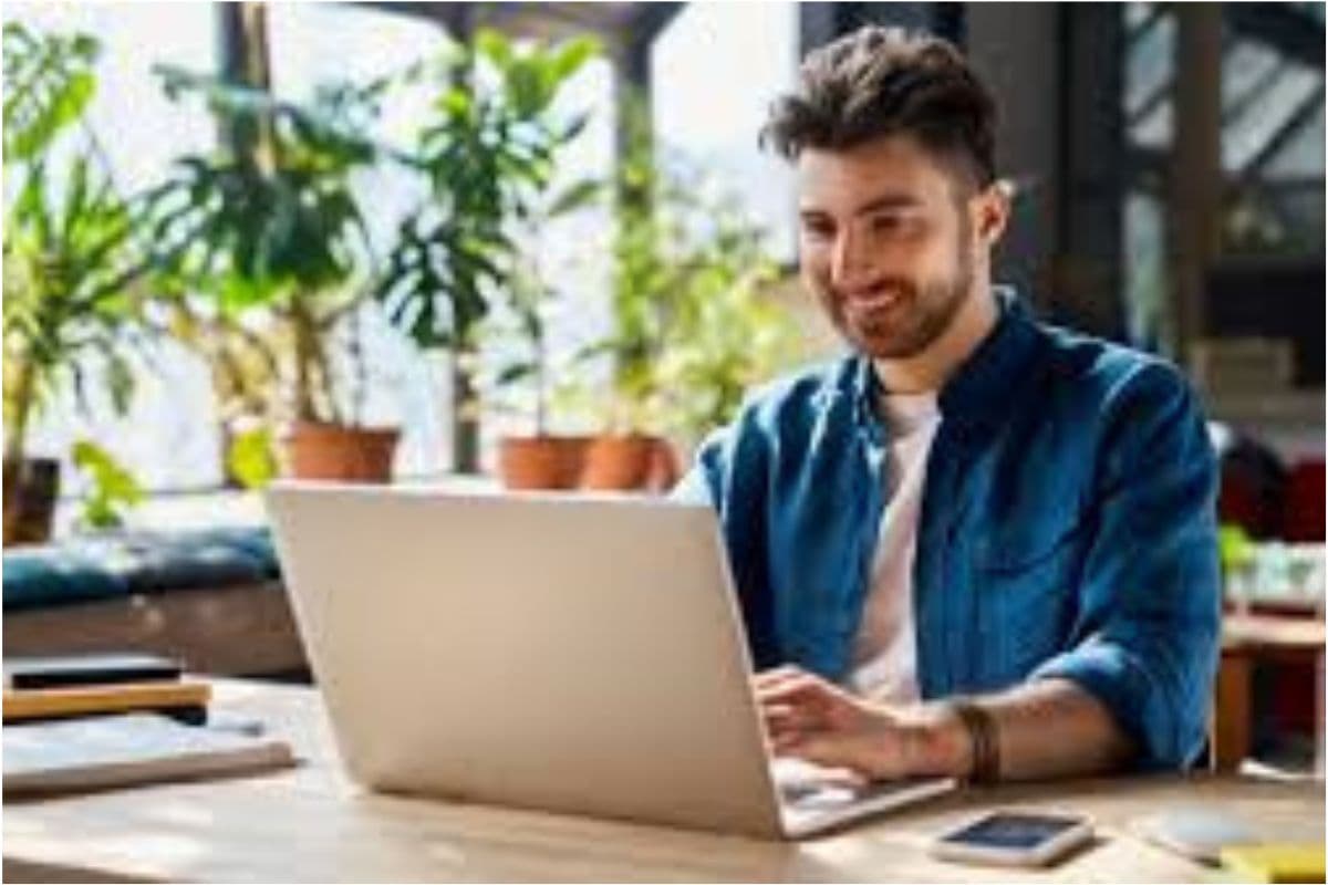 Vastu Tips for Office: ऑफिस की डेस्क पर रखें ये चीजें, बढ़ेगी सैलरी और मिलेगी सफलता