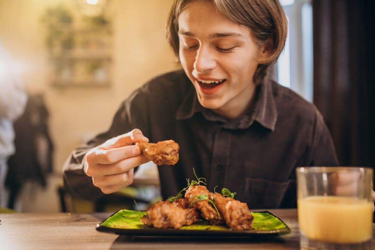 Vastu Tips: इस दिशा में नहीं खाते हैं खाना, तो उजड़ सकती है आपके घर की बरकत