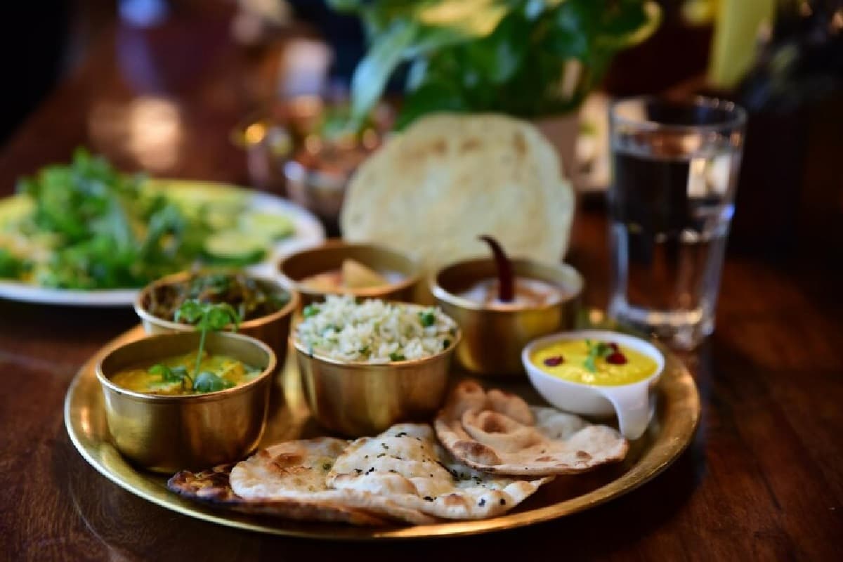 Inflationary Cyclone: बढ़ती महंगाई के बीच वेज और नॉन-वेज थाली के दाम बढ़े, जानें कीमतें