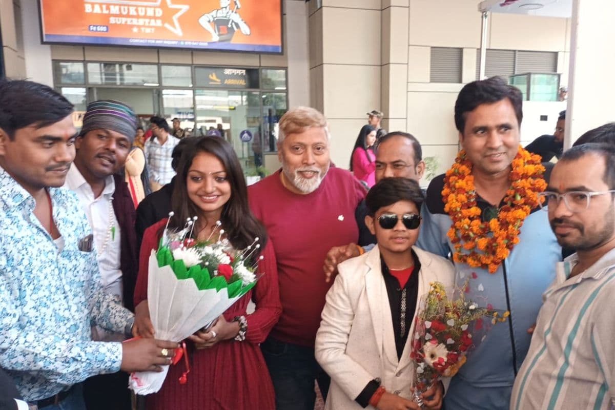 Viral Girl Monalisa In Patna: पहली बार पटना पहुंची मोनालिसा, 2 शब्द में किया पटनावासियों का अभिवादन, VIDEO वायरल