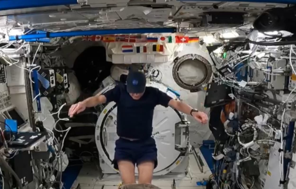 अंतरिक्ष में ऐसे कपड़े बदलते हैं एस्ट्रोनॉट्स! Video  देखकर चौंक जाएंगे आप