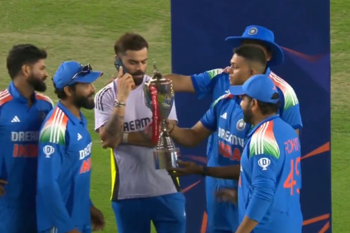 Watch: ट्रॉफी सेलिब्रेशन के वक्त फोन पर किससे बात कर रहे थे कोहली, वीडियो वायरल