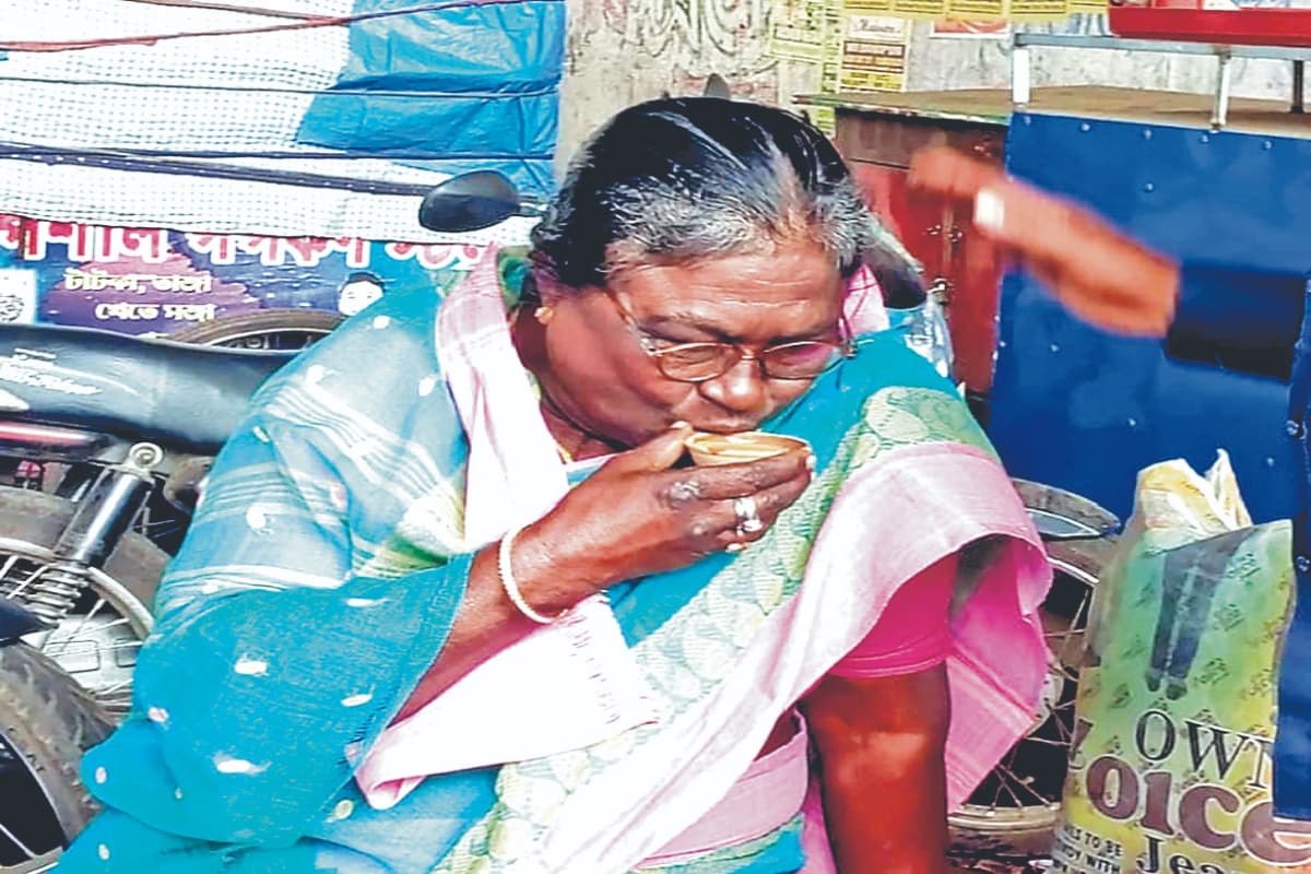 West Bengal: बेंच पर अकेले बैठकर चाय पी रही थीं राष्ट्रपति की हमशक्ल, जुट गई भीड़