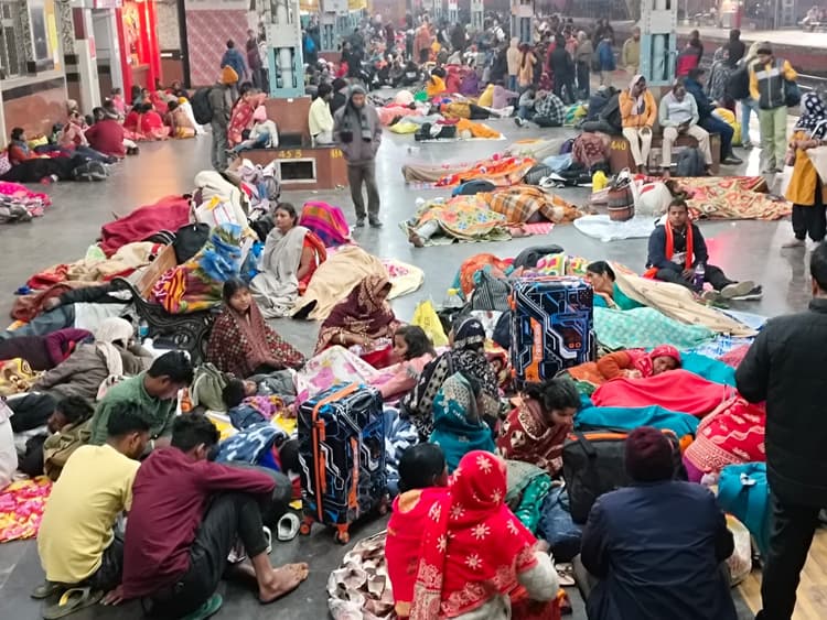 Photos: बिहार के भागलपुर जंक्शन पर रात 12 बजे का नजारा, यात्रियों की भीड़ नहीं हो रही कम