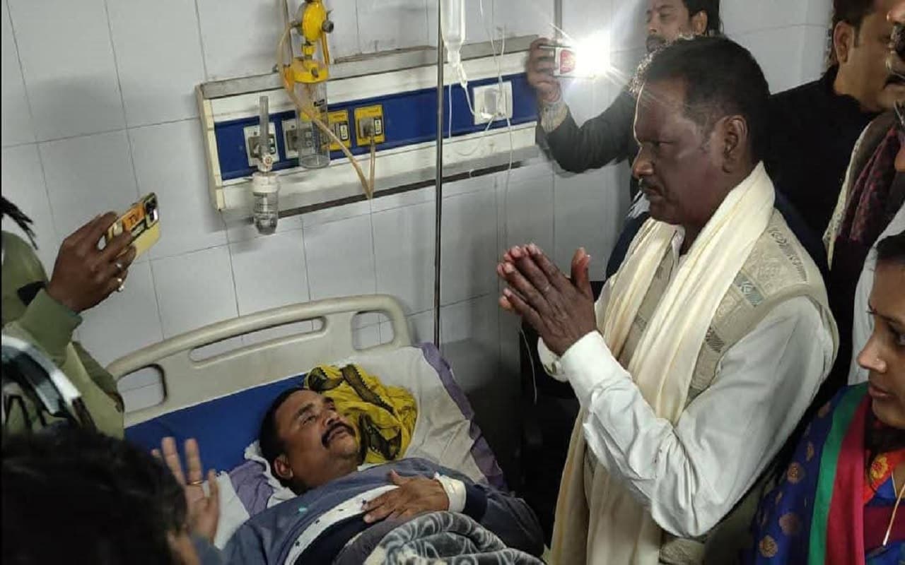 भागलपुर में पत्रकार पिटाई मामले को ठंडा करने अस्पताल पहुंचे सांसद अजय मंडल, हाथ जोड़कर गलती मानी