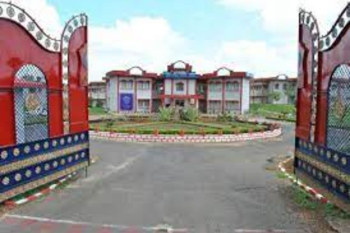 CBSE Board Exam 2025: रांची के इस स्कूल में भूखे-प्यासे 6:30 घंटे क्यों बैठे रहे 10वीं बोर्ड के 94 परीक्षार्थी?