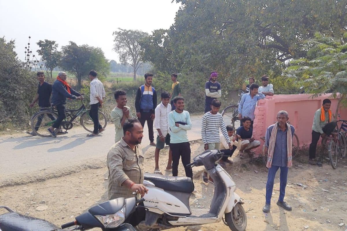 Bihar News: औरंगाबाद में प्रिंसिपल की गलत हरकत पर भड़के ग्रामीण, पिटाई कर कमरे में कर दिया बंद