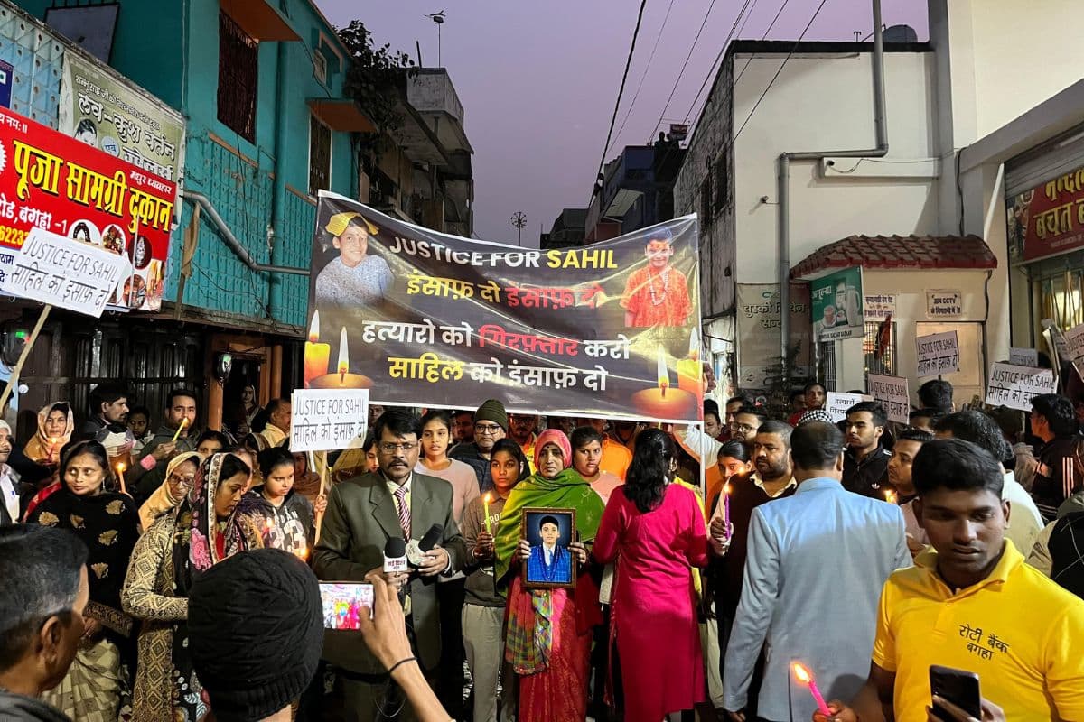 बगहा में एक महीने पहले हुई 9 साल के बच्चे की मौत का रहस्य गहराया, न्याय के लिए परिवार ने निकाला कैंडल मार्च