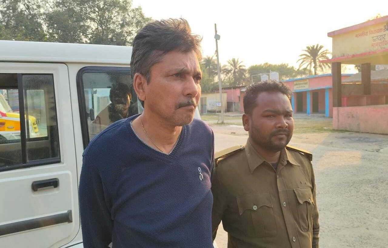 बिहार के कॉलेज में शराब पीकर बवाल काट रहे थे प्रिंसिपल साहेब, गिरफ्तार करके ले गयी बांका पुलिस