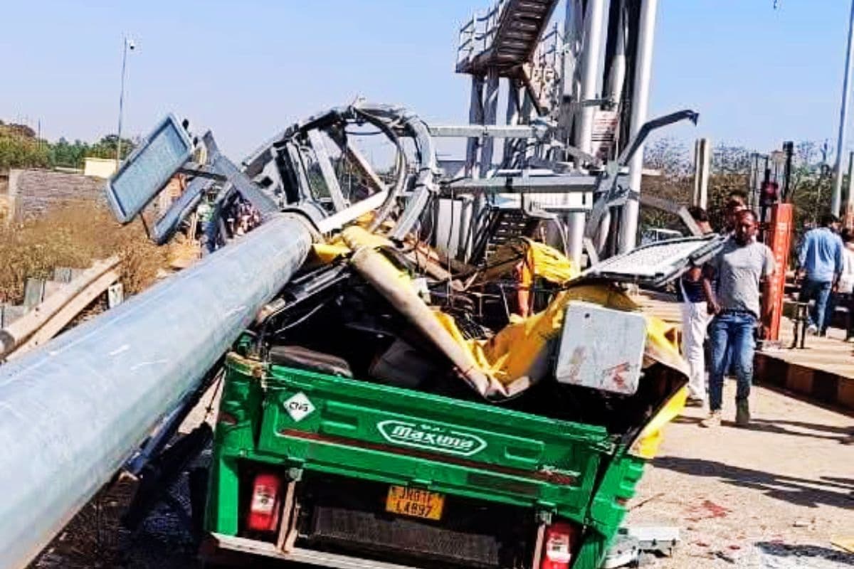 रांची में ऑटो पर गिरा हाई मास्ट का टावर, मां-बेटी की मौत, टोल प्लाजा में तोड़फोड़, 5:30 घंटे एनएच जाम