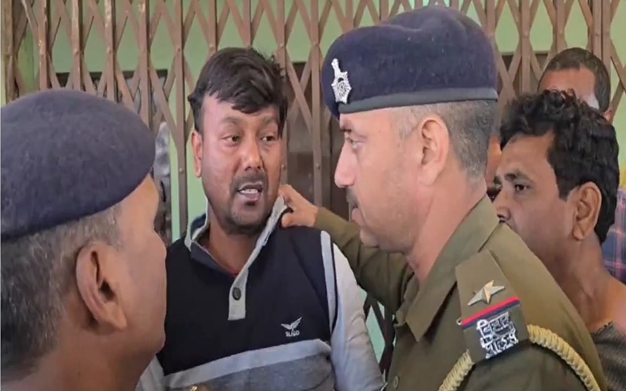 बिहार के स्कूल में छात्रा के साथ आपत्तिजनक हालत में धराया BPSC शिक्षक, गर्दन पकड़कर थाने ले गयी पुलिस