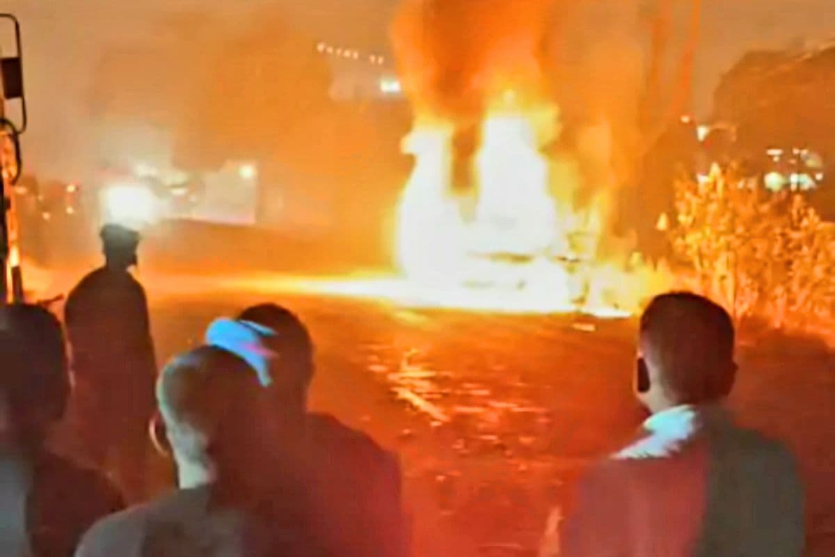 bhojpur car fire news| A moving CNG car caught fire in Bihar, seven passengers narrowly escaped. bhojpur car fire news| A moving CNG car caught fire in Bihar, seven passengers narrowly escaped.