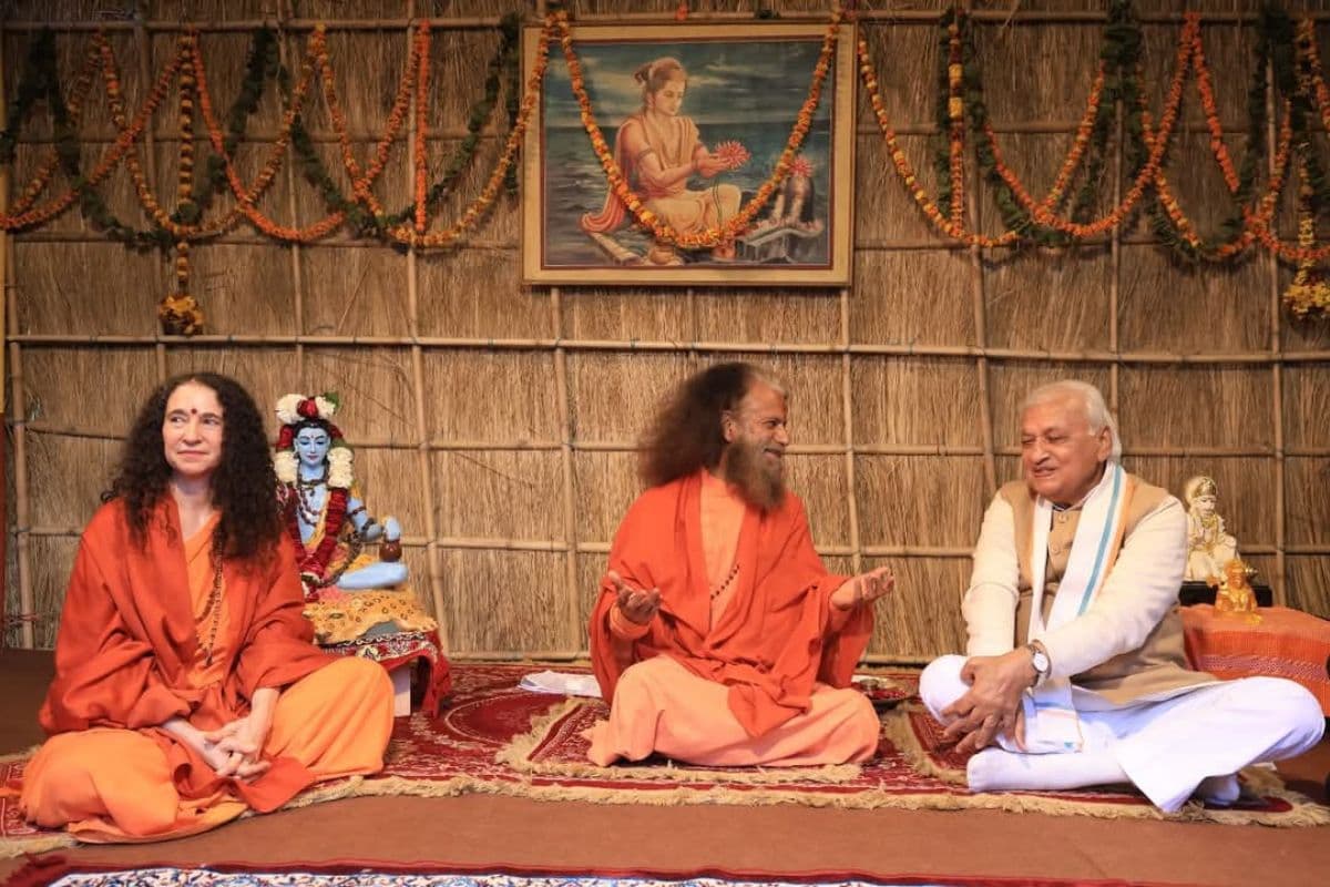 Photos: महाकुंभ पहुंचे बिहार के राज्यपाल आरिफ मोहम्मद खान, स्वामी चिदानंद सरस्वती ने भेंट की रुद्राक्ष