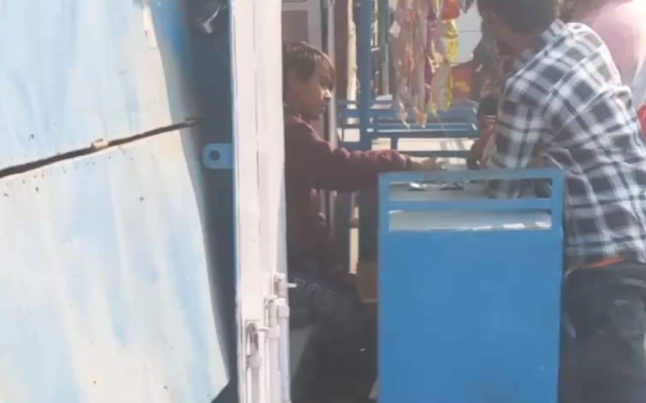 बिहार के इस जिले में नशे का खुलेआम कारोबार! SP आवास के पीछे बिक रही स्मैक का देखें वीडियो
