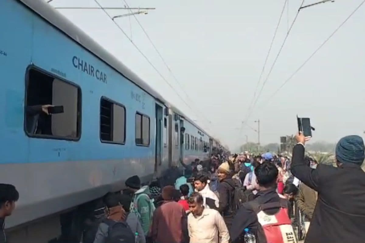 Video: बिहार में चलती इंटरसिटी एक्सप्रेस में अचानक धुआं उठने से मचा भगदड़, ड्राइवर की सूझबूझ से टला बड़ा हादसा