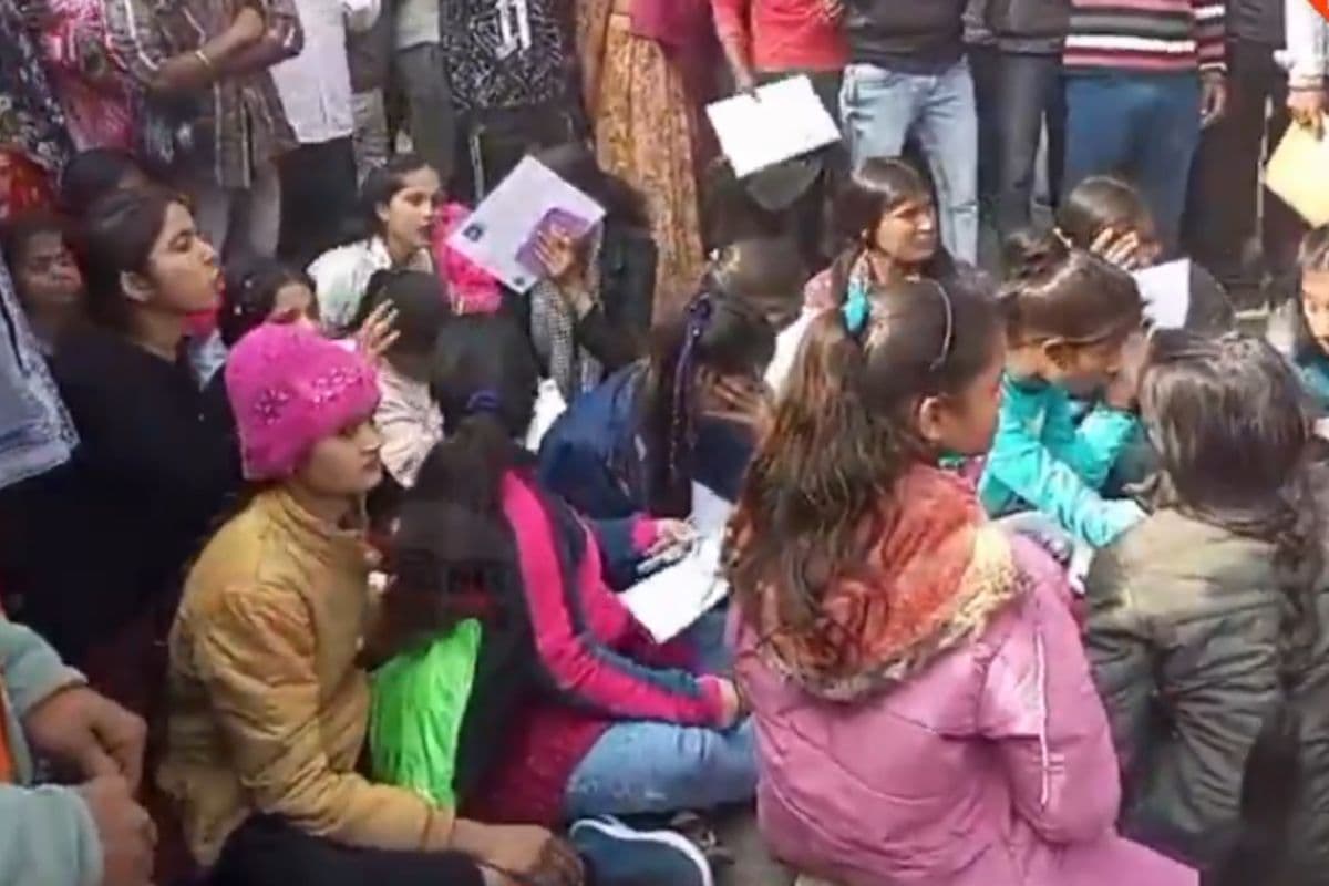 BSEB Exam : इंटर परीक्षा के पहले ही दिन हंगामा, नालंदा में इस वजह से सड़क पर बैठी छात्राएं