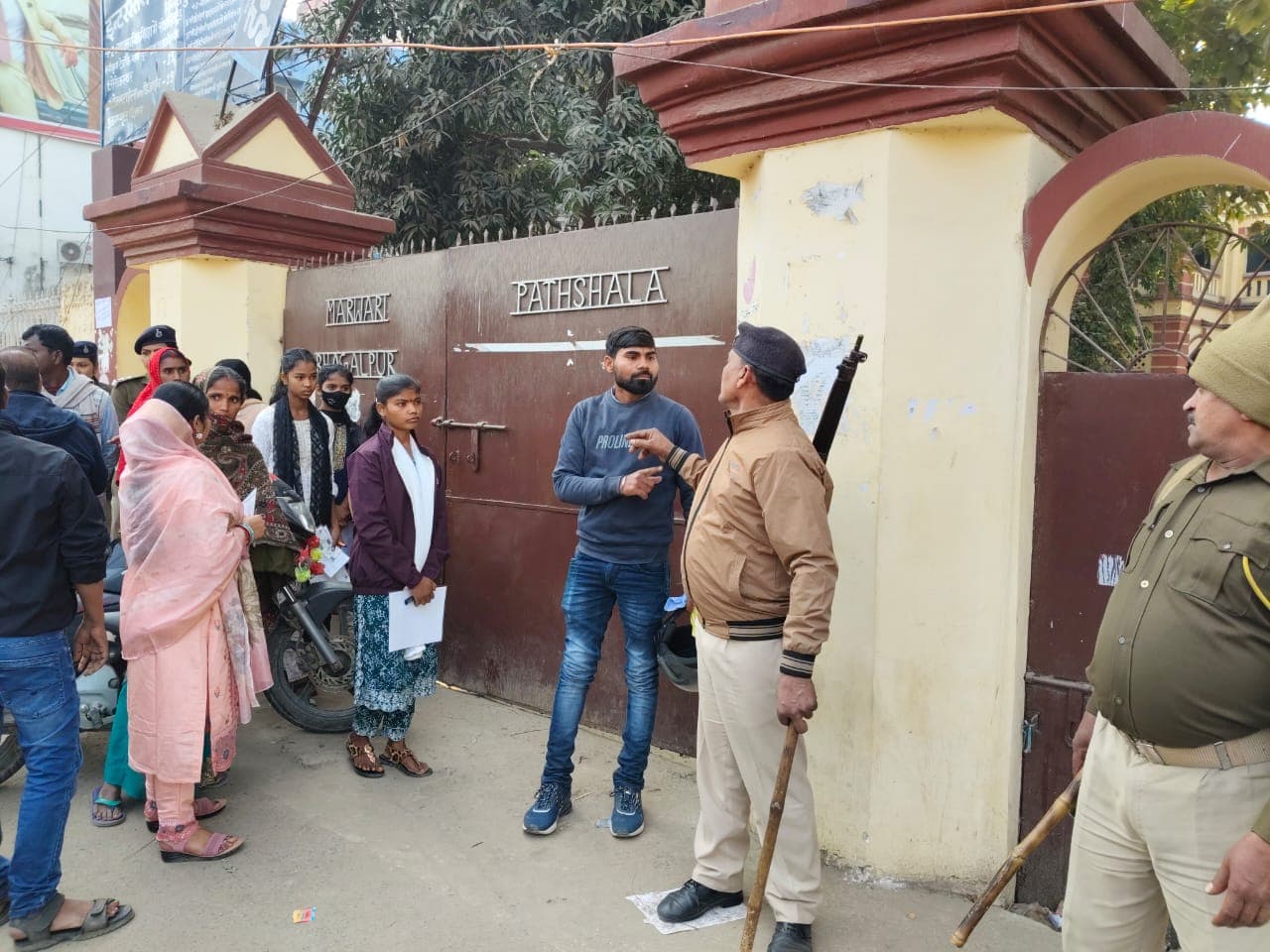 Video: 'लाश गिरा दें इसका? वर्दी उतरवा देंगे...' भागलपुर में लेट से सेंटर पहुंचे मैट्रिक परीक्षार्थियों का हंगामा