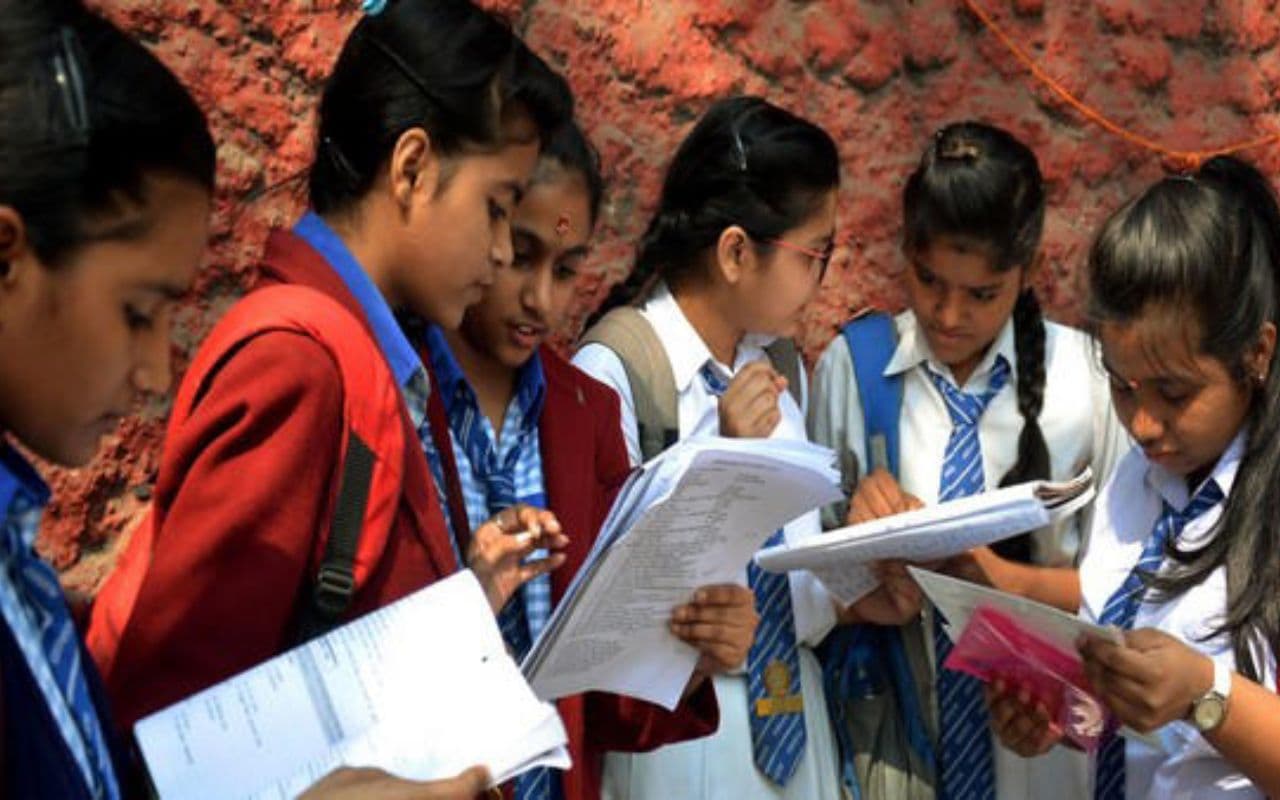 रांची में 24 केंद्रों पर शुरू हुई CBSE 10वीं और 12वीं बोर्ड की परीक्षा, छात्रों ने कहा-आसान थे अंग्रेजी के प्रश्नपत्र