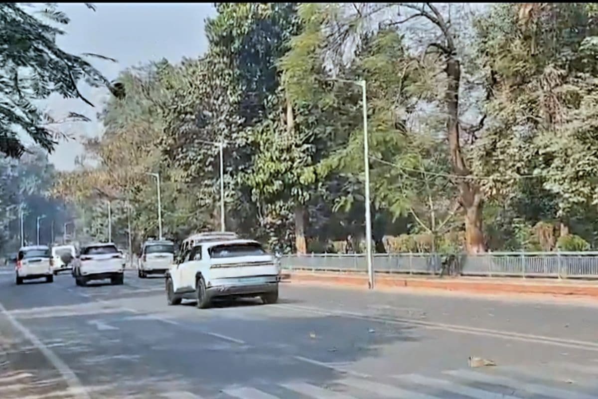 पटना में सीएम नीतीश के काफिले में अचानक घुसी कार, वीडियो में देखिए कैसे धीमी हो गई कारकेड की रफ्तार