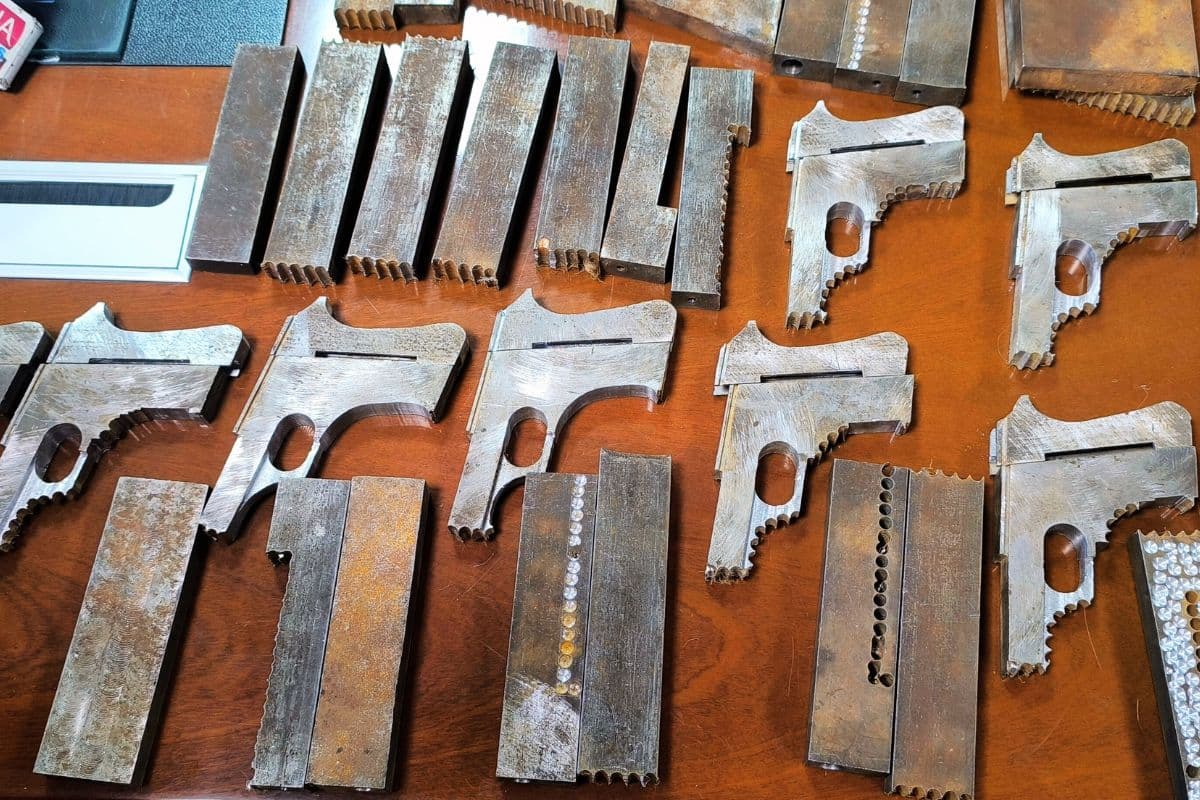 बंगाल एसटीएफ और रांची एटीएस की टीम ने गिरिडीह में किया गन फैक्ट्री का भंडाफोड़, हथियार जब्त, 6 गिरफ्तार