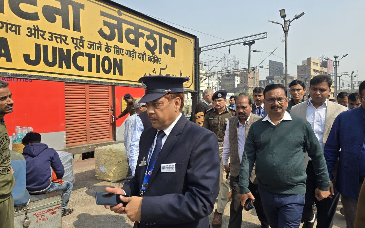 नई दिल्ली स्टेशन पर भगदड़ के बाद अलर्ट मोड पर पटना जंक्शन, DRM ने किया औचक निरीक्षण