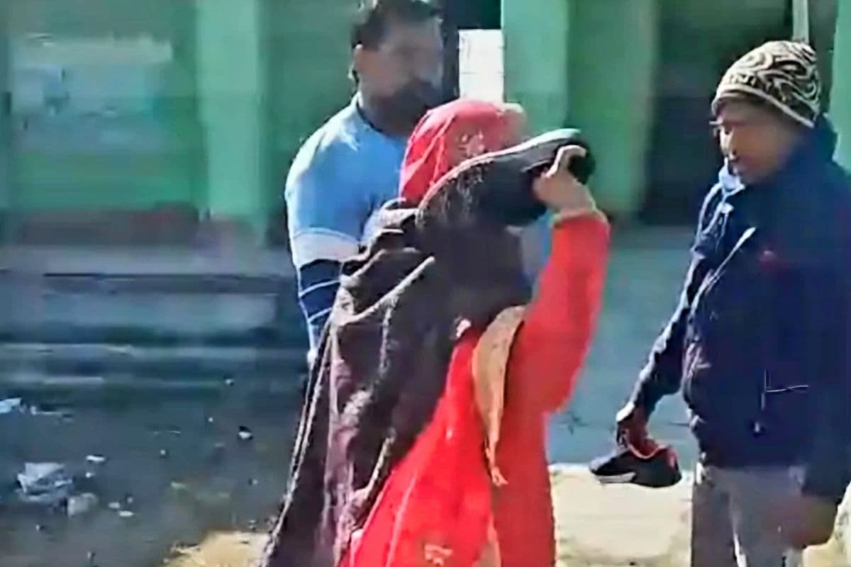 Viral Video: बिहार में महिला प्रिंसिपल से पिट गए गुरु जी! वीडियो में देखिए खूब चले जूते-चप्पल