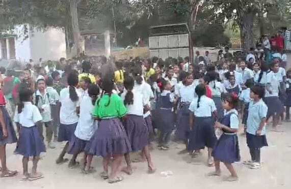 Chaibasa News : पिकनिक की पाठशाला में मोय- मोय गाने पर थिरके 900 बच्चे