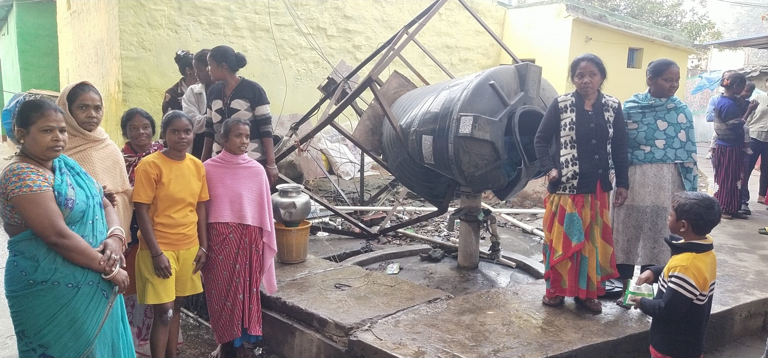 Chaibasa News : हरिजन बस्ती की जलमीनार गिरी, दो लोग घायल