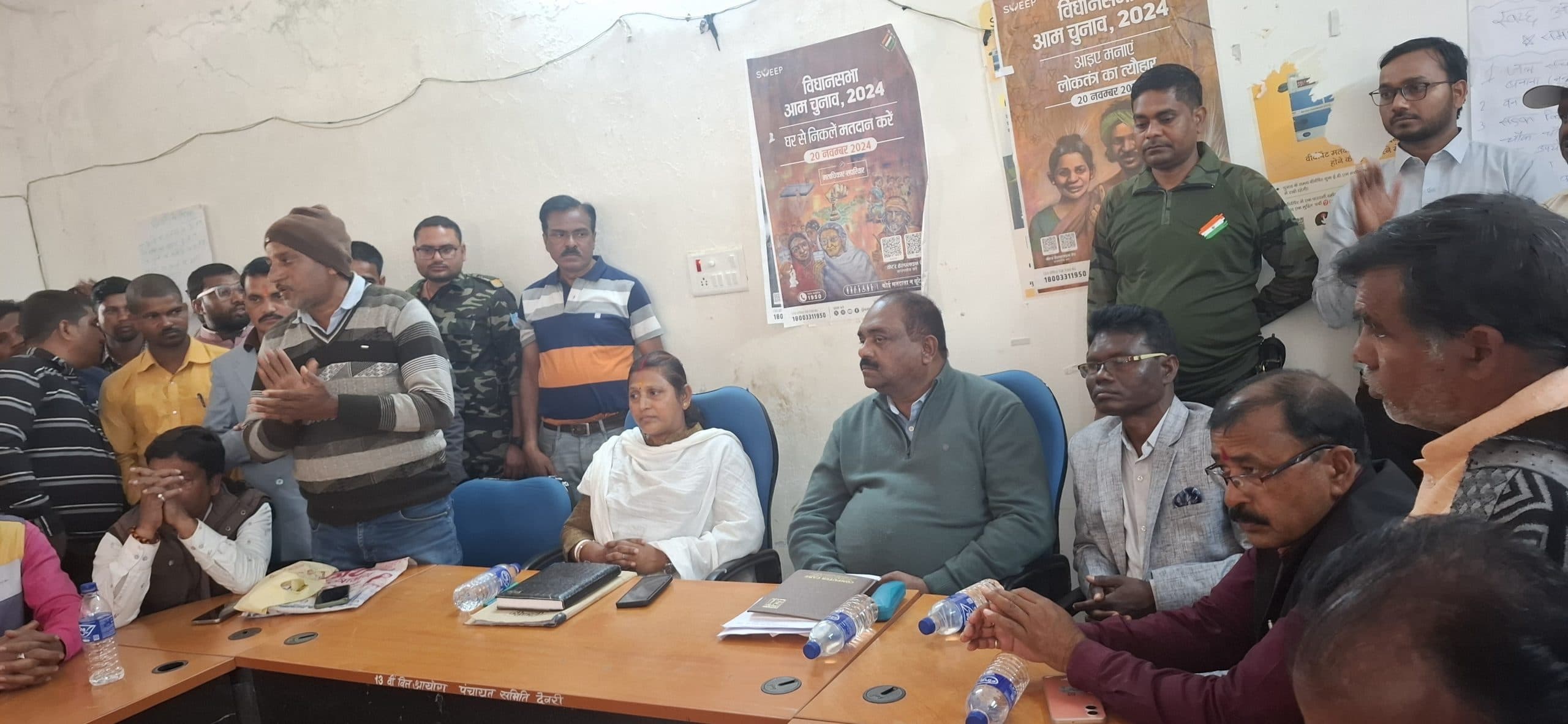 Giridih News : जनता दरबार लगा विधायक ने सुनीं लोगों की समस्याएं